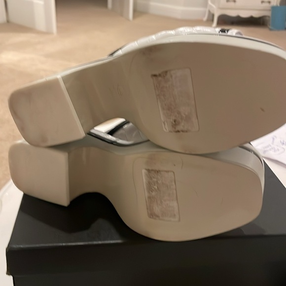 White sandal ￼ - Picture 4 of 5